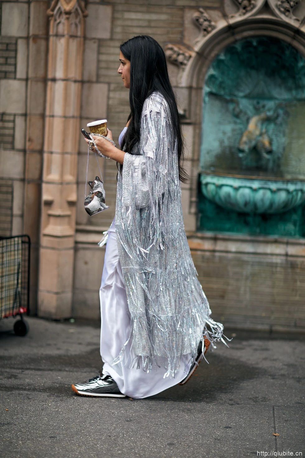 elle 年年都穿运动鞋,为什么今年银色的最火?