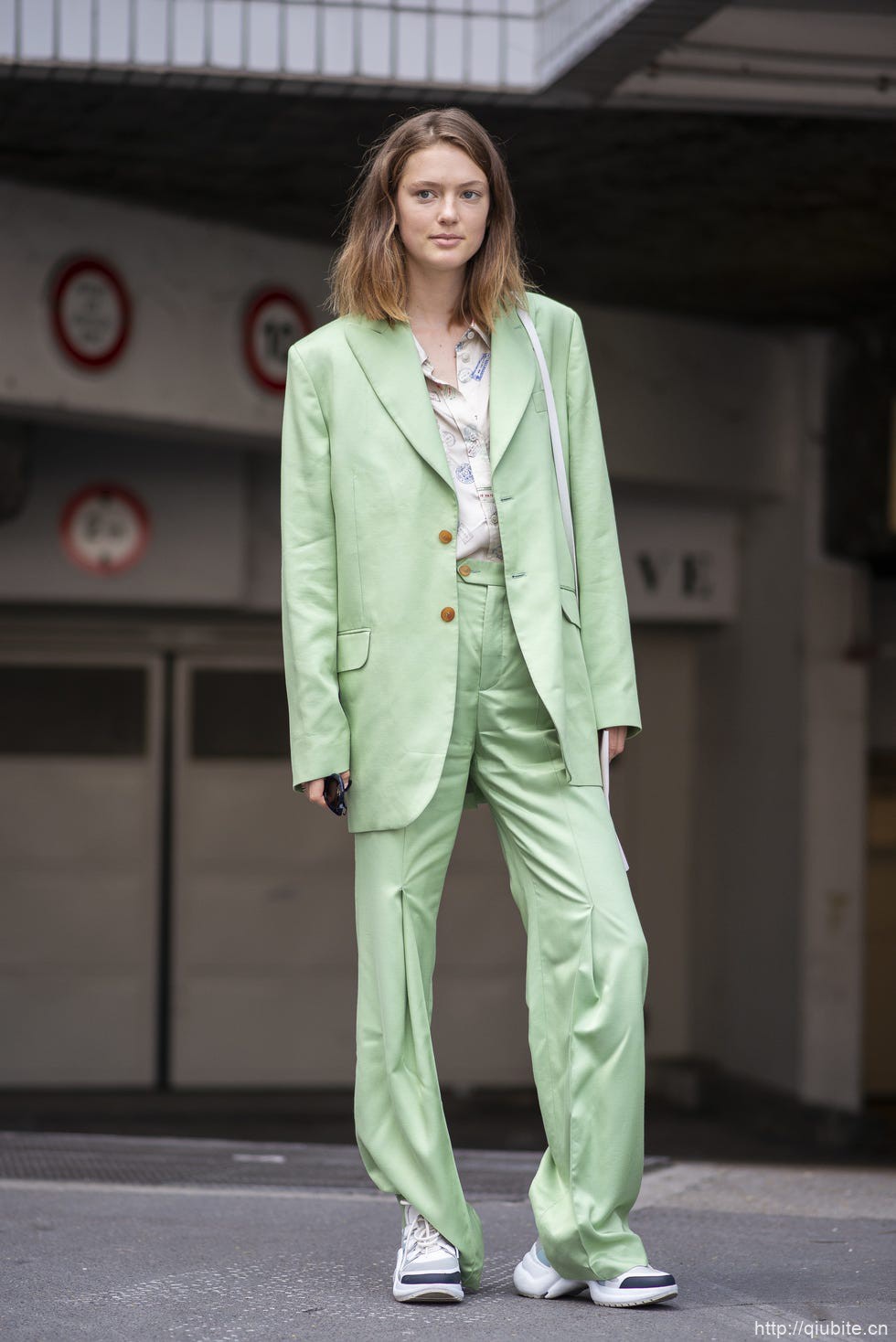 a person in a green suit 从头到脚的薄荷绿,跳一场视觉上的曼波舞