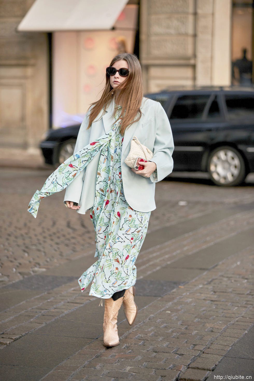 a woman wearing a dress and sunglasses 从头到脚的薄荷绿,跳一场视觉上的曼波舞