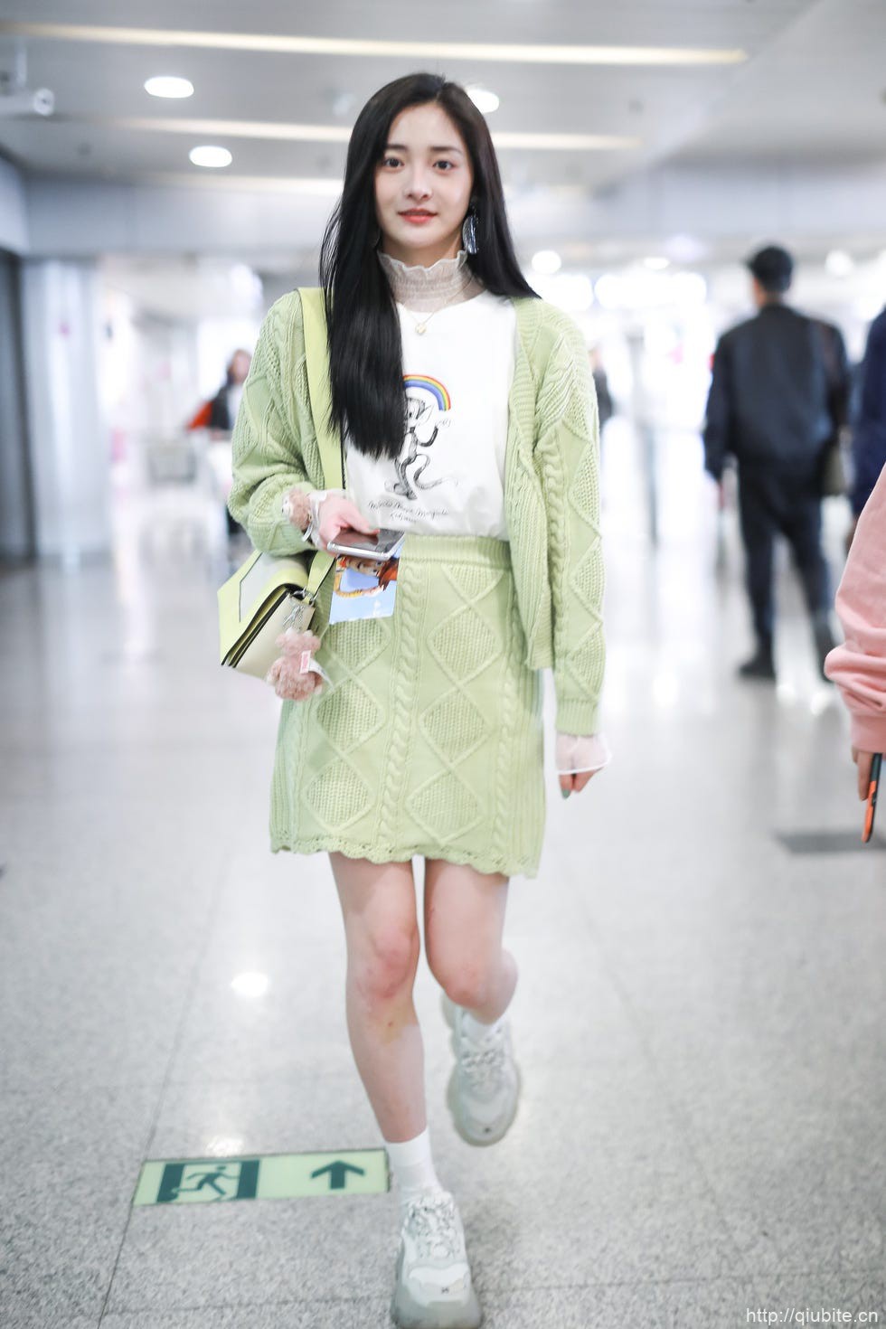 a person in a green dress 用一件单品,浅尝一口薄荷曼波茶
