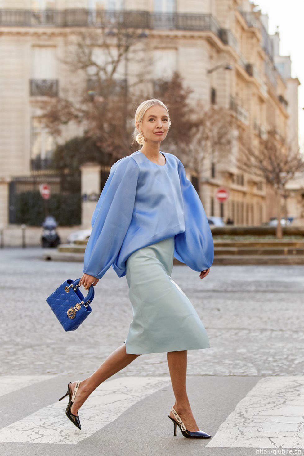 a person in a blue dress 用一件单品,浅尝一口薄荷曼波茶