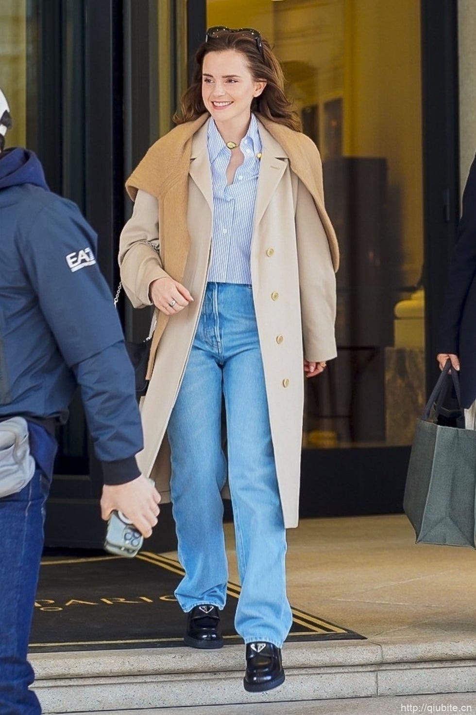 a person in a trench coat 奶油色的薄风衣演绎春日的轻松与雅致