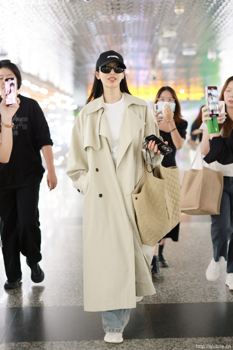 a person in a white coat 奶油色的薄风衣演绎春日的轻松与雅致