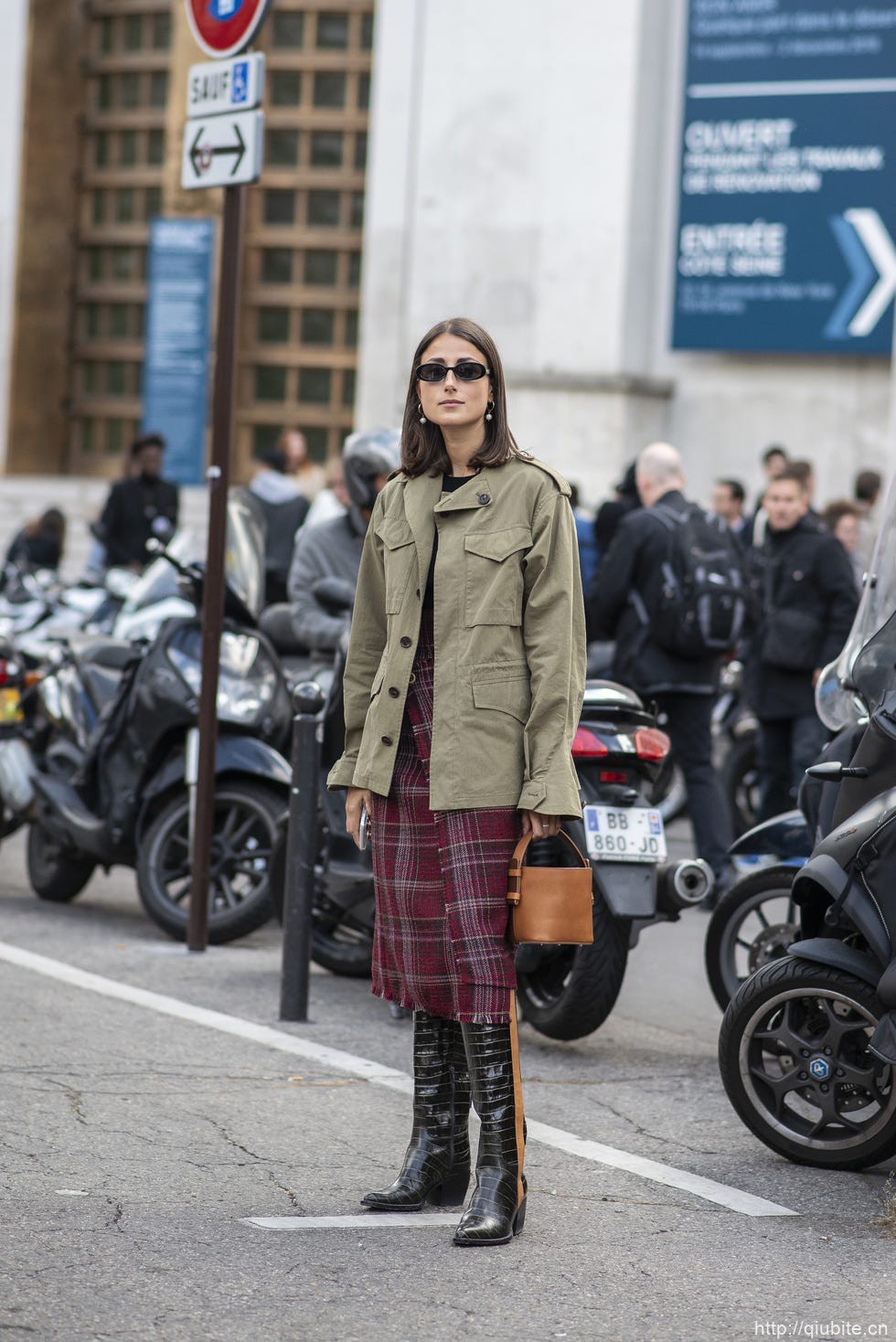 a person in a coat and sunglasses 搭配裙装,工装的潇洒与活泼共舞