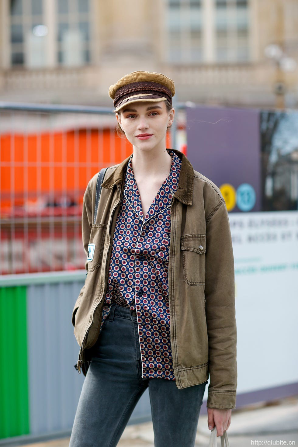 a woman wearing a hat and a jacket 搭配裤装,复古工装夹克的“出厂CP”