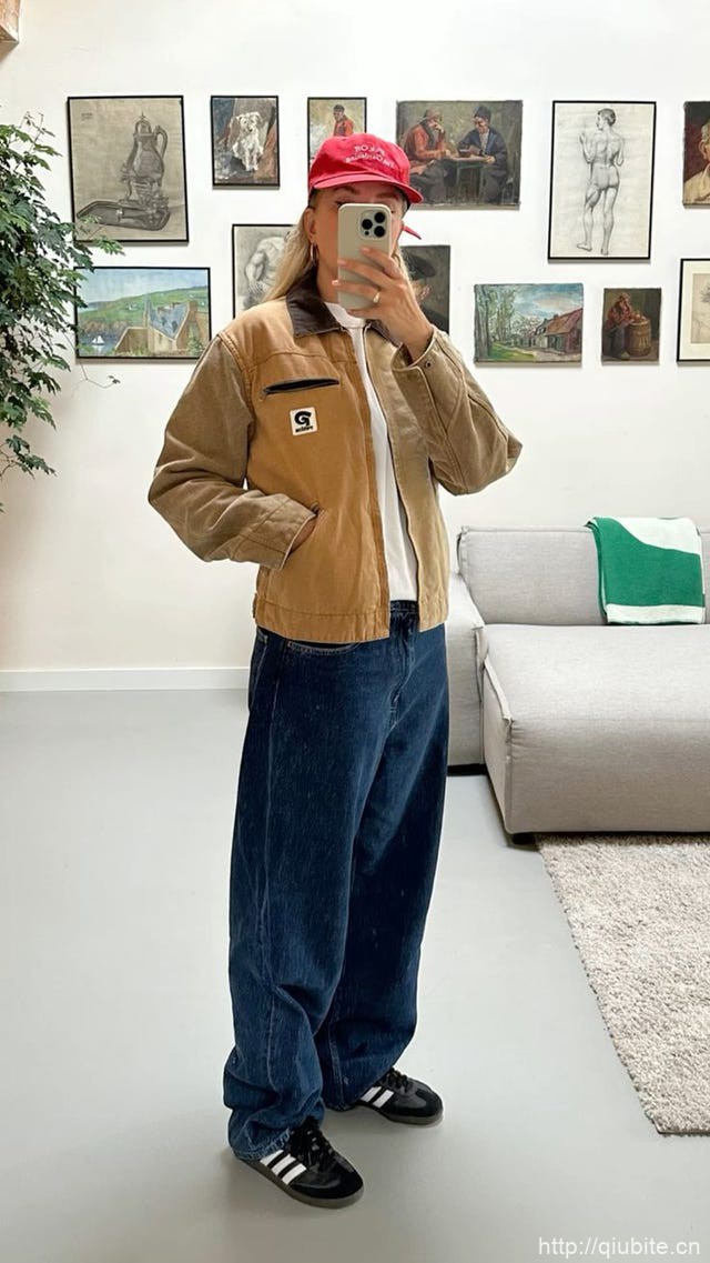 a person taking a selfie in a room with pictures on the wall 搭配裤装,复古工装夹克的“出厂CP”