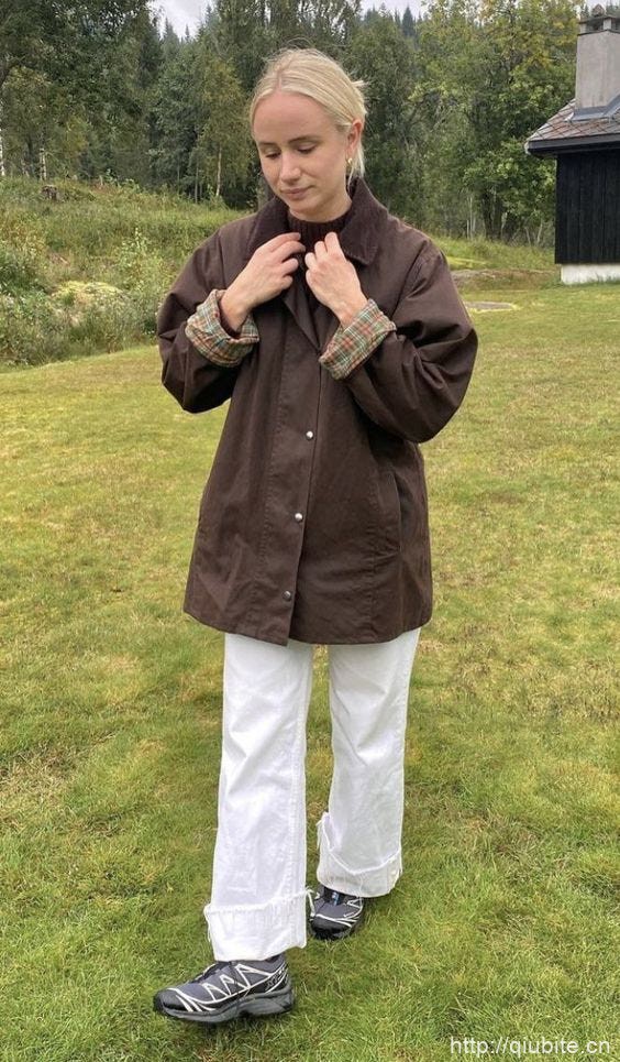 a person standing in a grassy area 搭配裤装,复古工装夹克的“出厂CP”