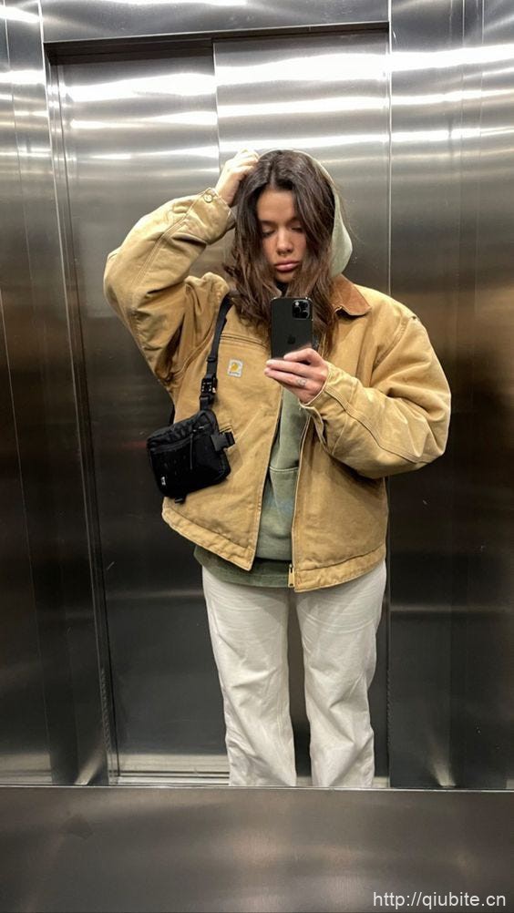 a person taking a selfie in a mirror 搭配裤装,复古工装夹克的“出厂CP”