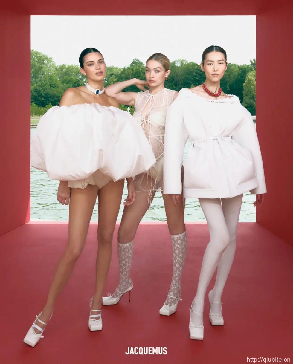 a group of women posing for a picture 为什么2024年了,芭蕾平底鞋还在流行?