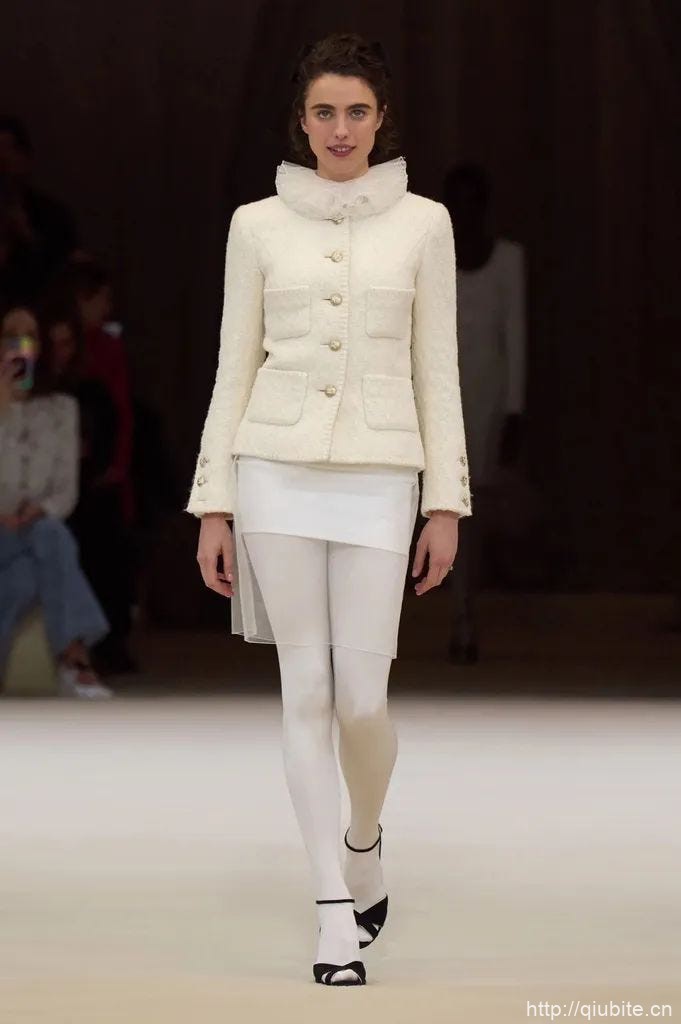 a person wearing a white coat 为什么2024年了,芭蕾平底鞋还在流行?
