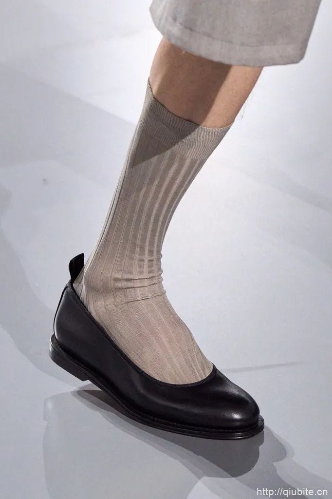a person wearing a black boot 为什么2024年了,芭蕾平底鞋还在流行?