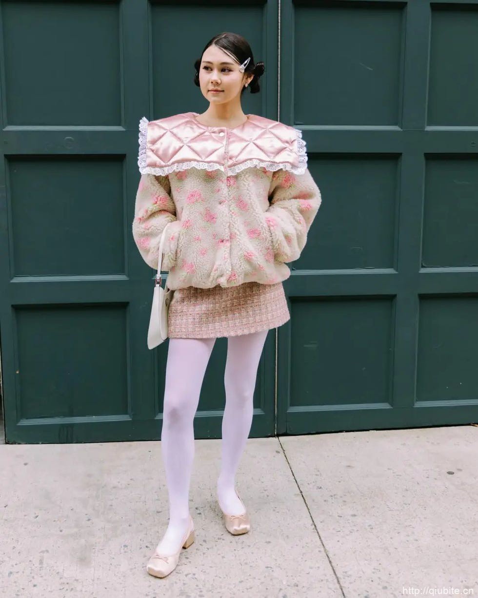 a woman in a pink dress 为什么2024年了,芭蕾平底鞋还在流行?