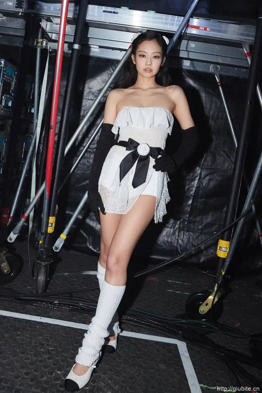 a woman in a garment 为什么2024年了,芭蕾平底鞋还在流行?