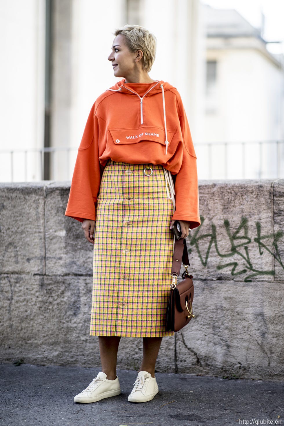 a person wearing a skirt 搭配冬季上衣,曲线与直线的碰撞