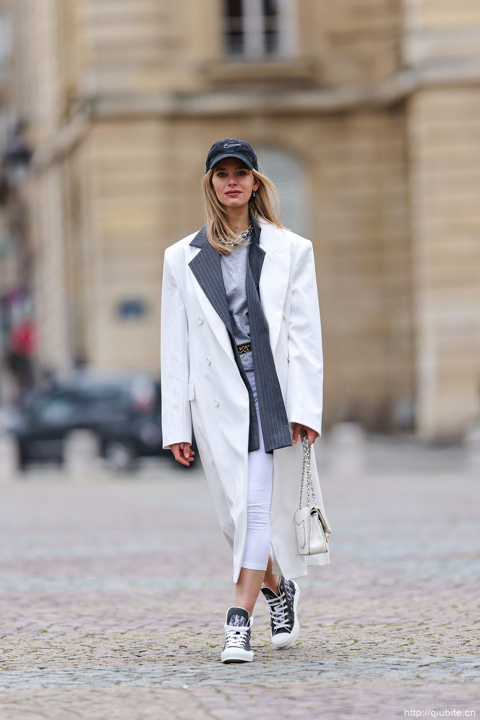 a person wearing a white coat and hat 西装大衣搭配裙装,早春柔美的力量感