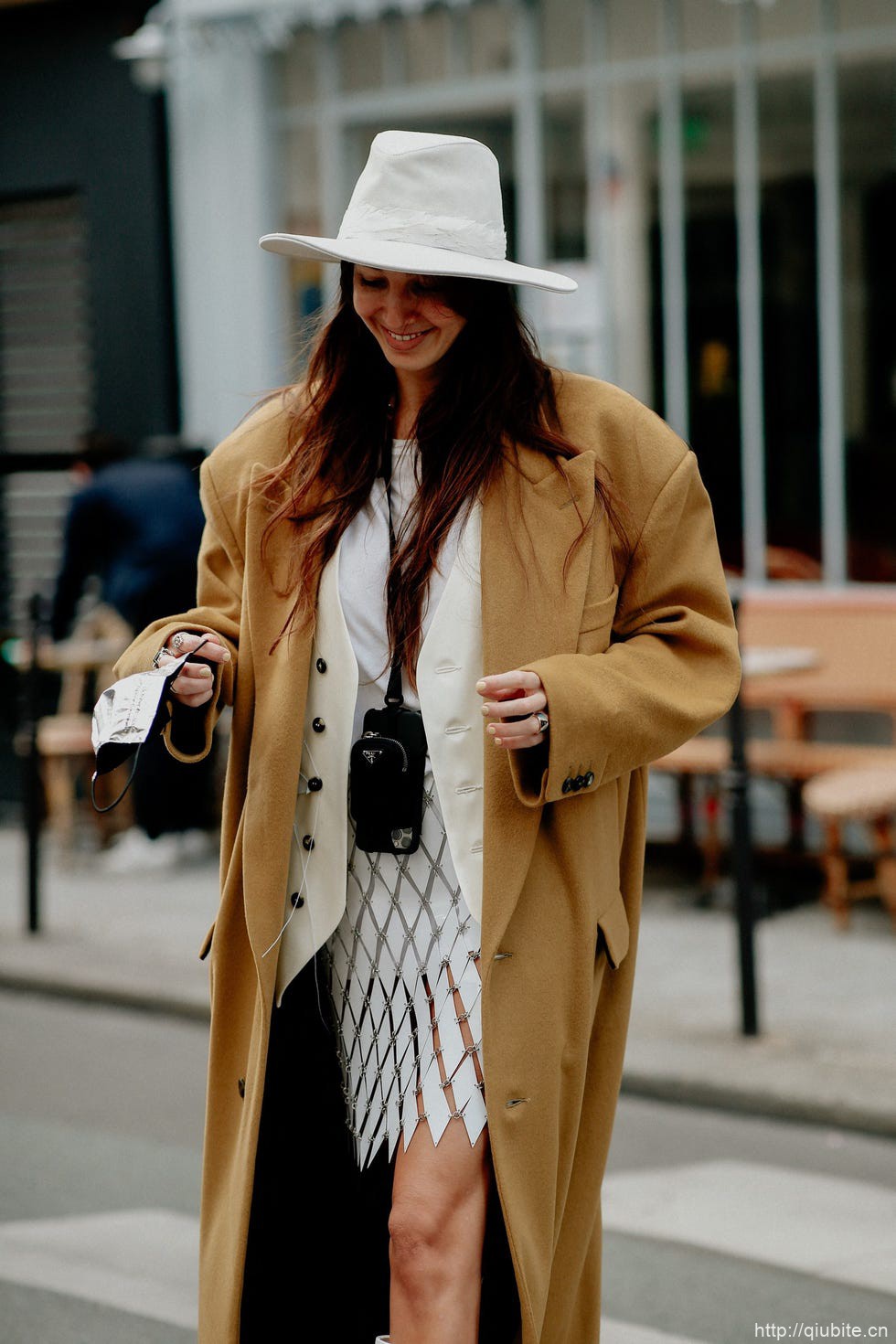 a woman wearing a hat and holding a book 西装大衣叠穿外套,双重温度与风度