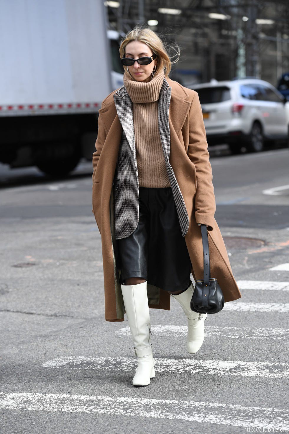 a man walking in the street 西装大衣叠穿外套,双重温度与风度