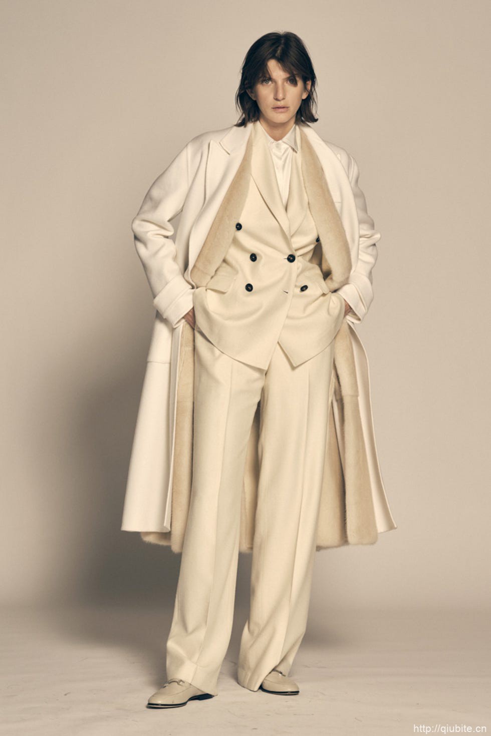 a person in a white coat 西装大衣叠穿外套,双重温度与风度