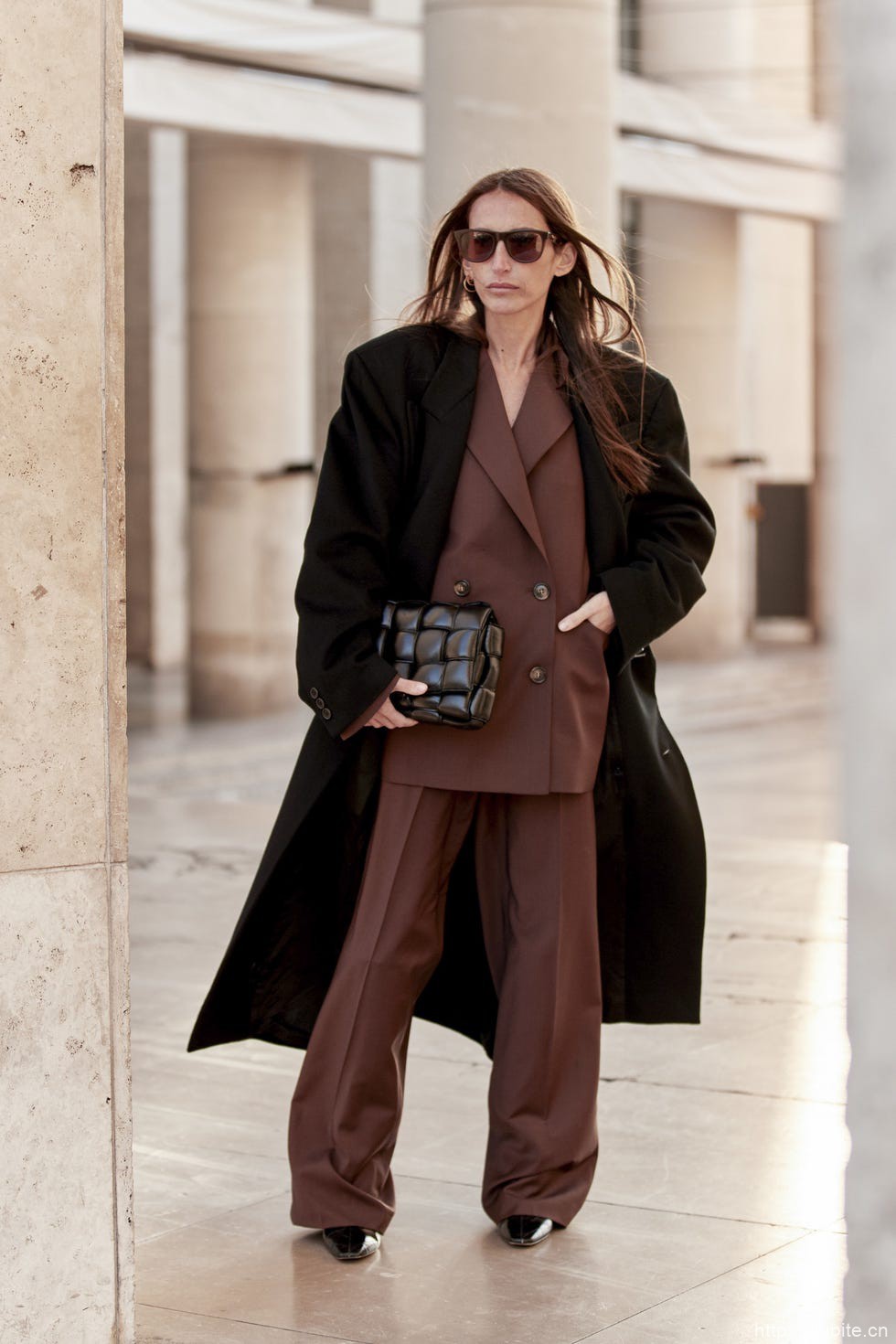 a woman in a trench coat 西装大衣叠穿外套,双重温度与风度