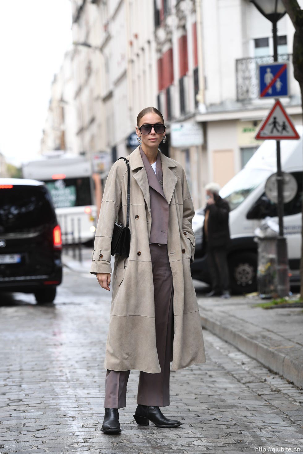 a person wearing a trench coat and sunglasses 西装大衣叠穿外套,双重温度与风度