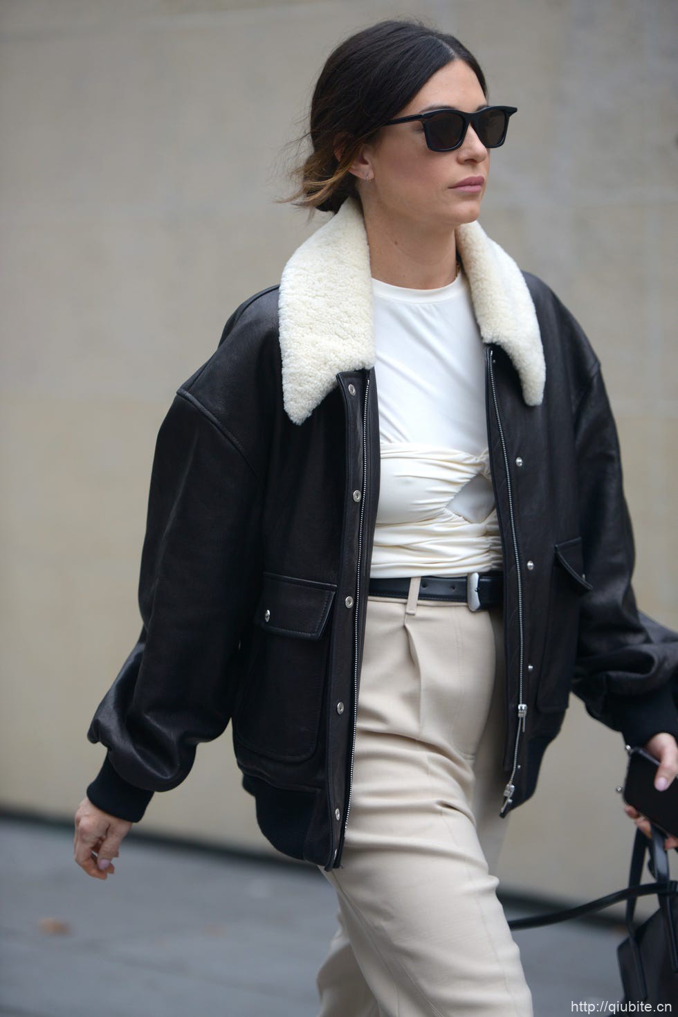 a woman wearing sunglasses and a white scarf 冬日暖阳下的时髦选择:毛领夹克