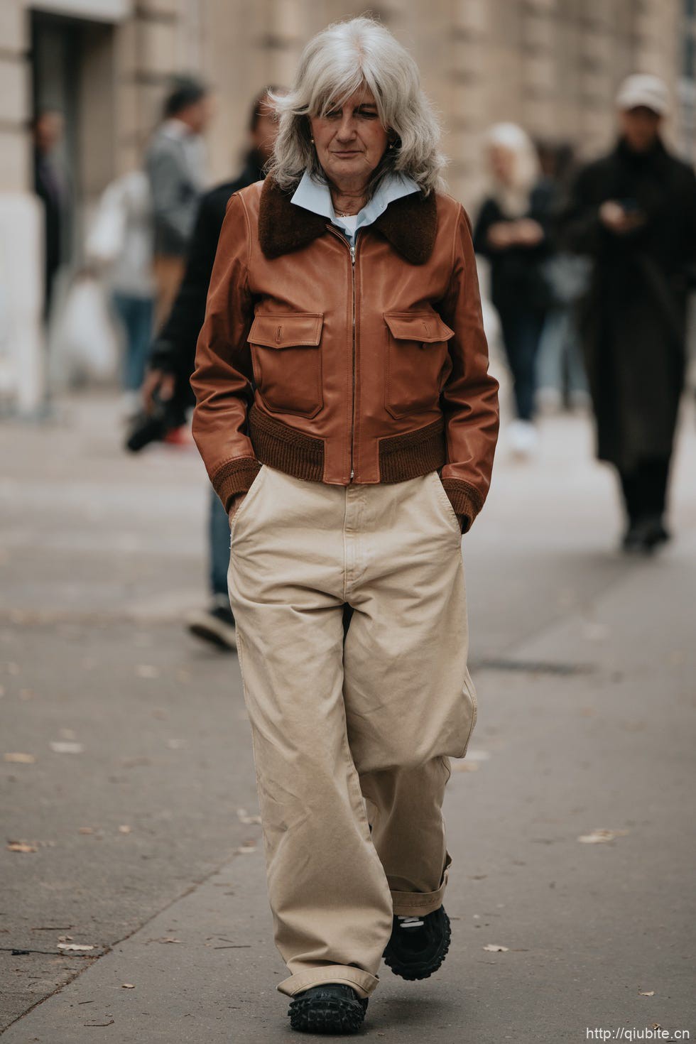 a person in a brown coat 冬日暖阳下的时髦选择:毛领夹克