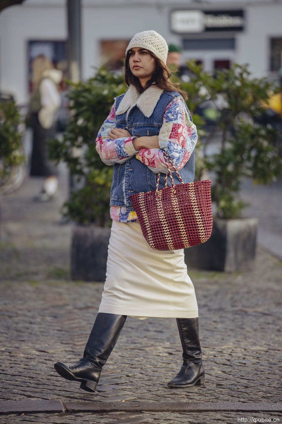 a person in a skirt carrying a basket 冬日暖阳下的时髦选择:毛领夹克