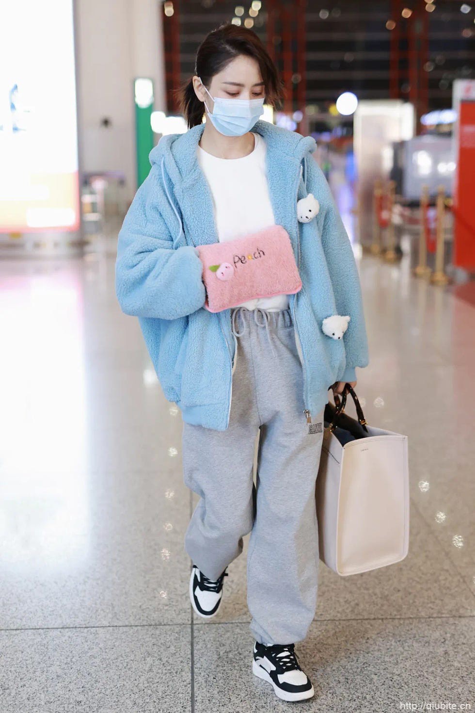 ic photo、vcg 杨幂连穿3天,这件大衣什么来头?